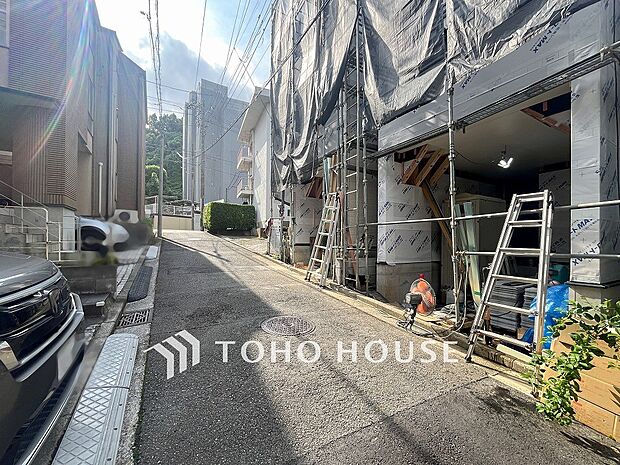 前面道路含む現地写真『快適』は「家」と「街」と「環境」が調和した時に訪れるだと改めて感じさせてくれます。