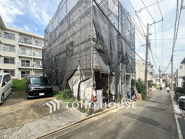 住む人を映し出す洗練された佇まいは、いつまでも輝き続けながらいつしか街の風景に溶け込んでいきます。