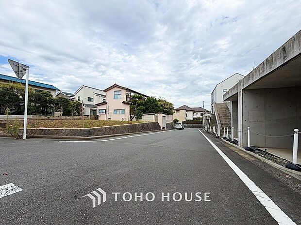 前面道路含む現地写真『快適』は「家」と「街」と「環境」が調和した時に訪れるだと改めて感じさせてくれます。