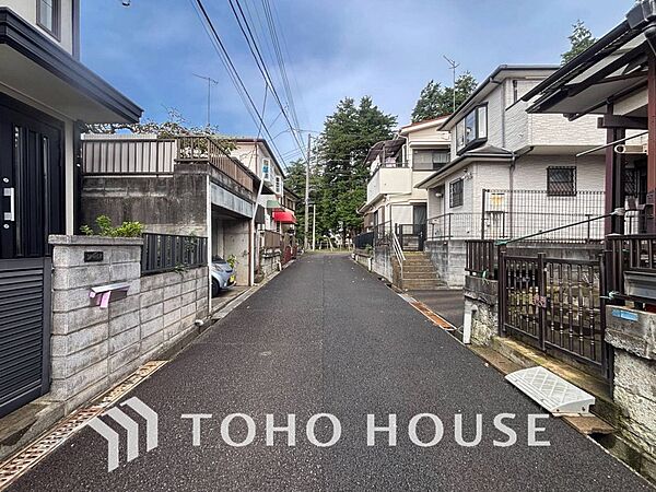 前面道路含む現地写真『快適』は「家」と「街」と「環境」が調和した時に訪れるだと改めて感じさせてくれます。