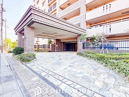 前面道路含む現地写真『快適』は「家」と「街」と「環境」が調和した時に訪れるだと改めて感じさせてくれます。