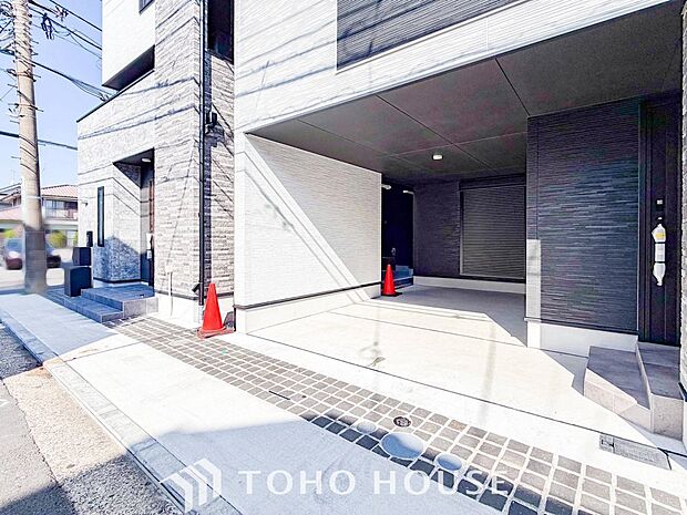 住む人や訪れる人やさしくエスコートする玄関アプローチ。