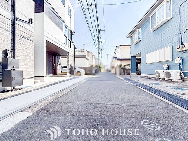 前面道路含む現地写真『快適』は「家」と「街」と「環境」が調和した時に訪れるだと改めて感じさせてくれます。