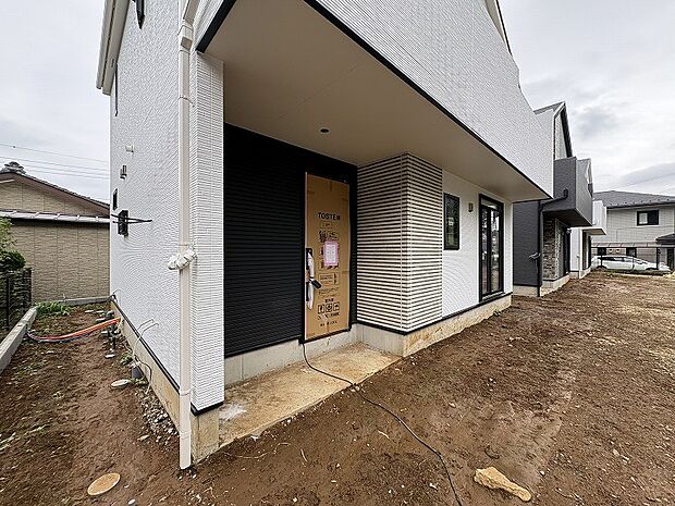 住む人や訪れる人やさしくエスコートする玄関アプローチ。