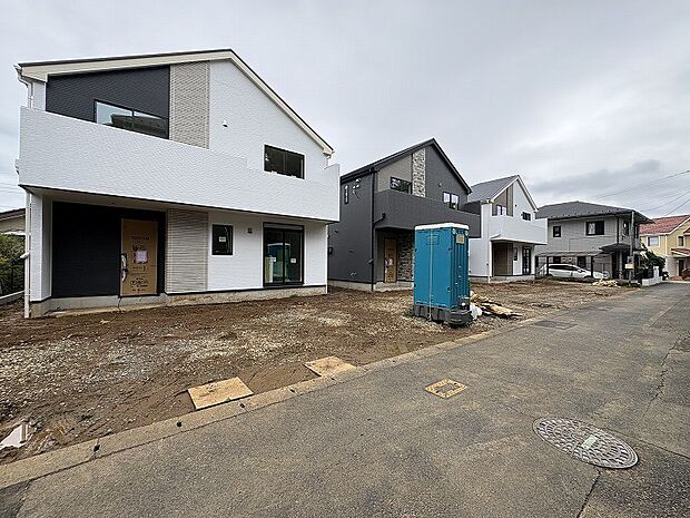 前面道路含む現地写真『快適』は「家」と「街」と「環境」が調和した時に訪れるだと改めて感じさせてくれます。