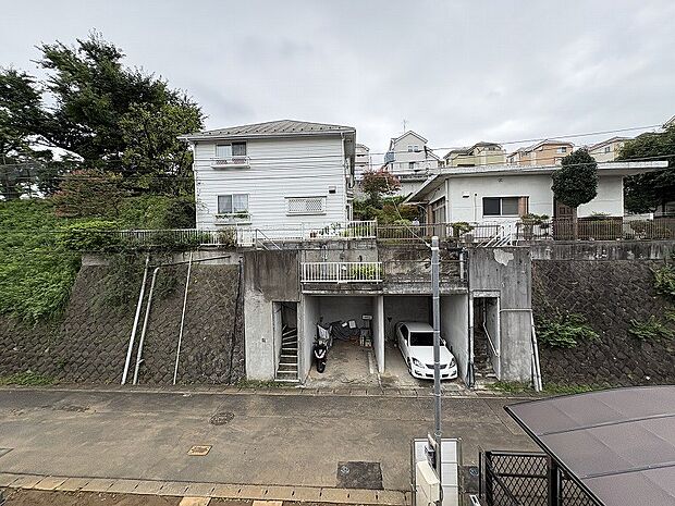 やわらかな陽射しがふりそそぎ、ゆったりした時間が流れる室内。