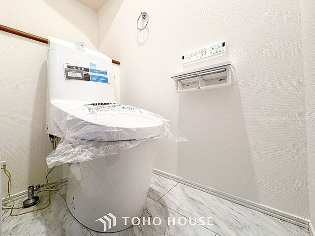 トイレはシンプルにホワイトで統一した温水洗浄付です。