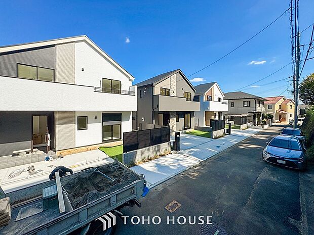 前面道路含む現地写真『快適』は「家」と「街」と「環境」が調和した時に訪れるだと改めて感じさせてくれます。