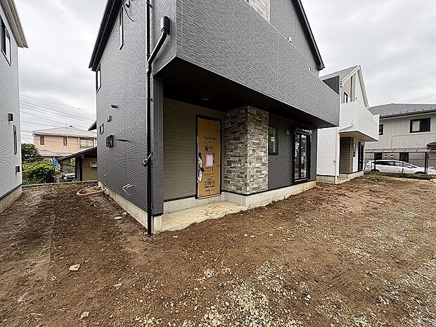 住む人や訪れる人やさしくエスコートする玄関アプローチ。