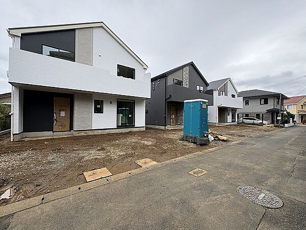 前面道路含む現地写真『快適』は「家」と「街」と「環境」が調和した時に訪れるだと改めて感じさせてくれます。