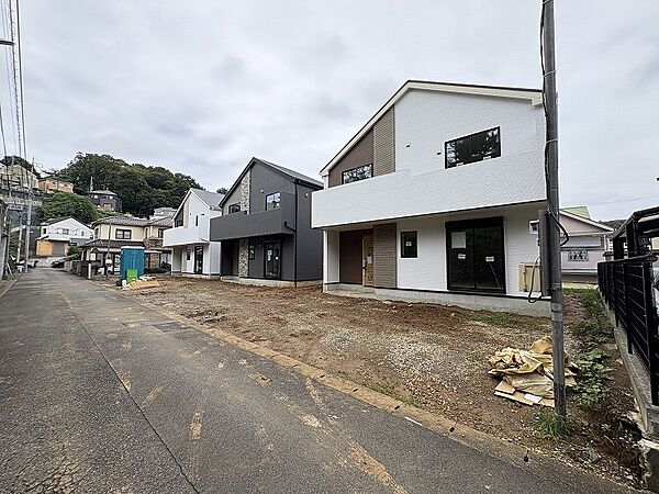 落ち着きのある閑静な住宅街に佇む邸宅。きっとここからご家族のかけがえのない想い出が作られることでしょう。