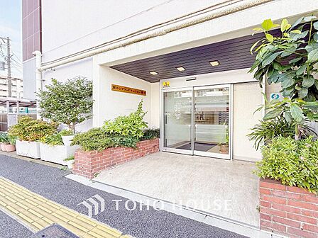 住まう誇らしさと安心感を演出する落ち着いた雰囲気のエントランス。