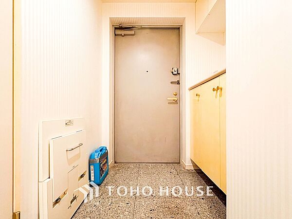 居住者の帰り、訪れる方を優しく迎えてくれる開放感のある玄関。