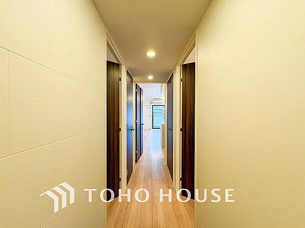 上質感漂う廊下。居住者の帰り、訪れる方を優しく迎える・安らぎに満ちた生活空間を予感させる。