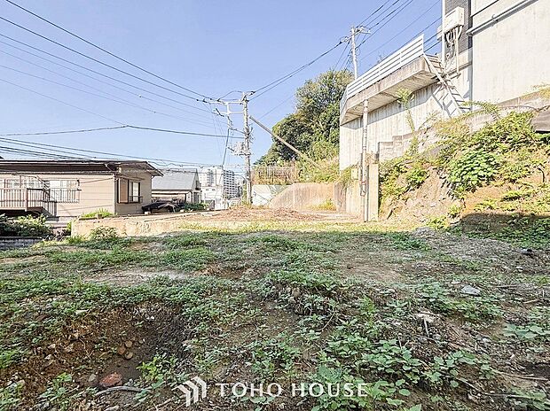 閑静な住宅街の陽当りに恵まれた土地。たくさんの想いが美しいカタチに彩られます。