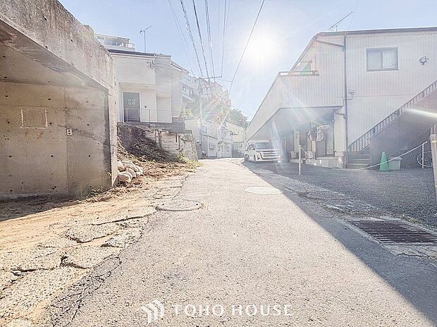 前面道路含む現地写真『快適』は「家」と「街」と「環境」が調和した時に訪れるだと改めて感じさせてくれます。