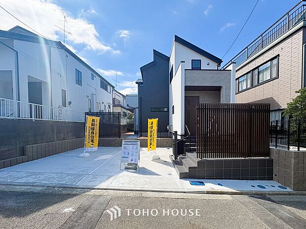 住む人を映し出す洗練された佇まいは、いつまでも輝き続けながらいつしか街の風景に溶け込んでいきます。