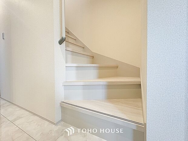 パブリックゾーンとプライベートゾーン繋ぐ階段。豊かな陽光が注ぎ込み、爽やかな住空間を演出。