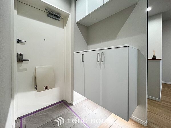白を基調とし明るく開放感のある玄関。居住者の帰り、訪れる方を優しく迎えてくれます。