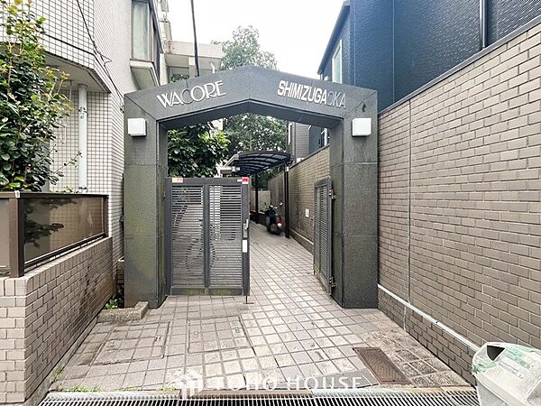 プライベート感が高まるシックな装いのエントランス。