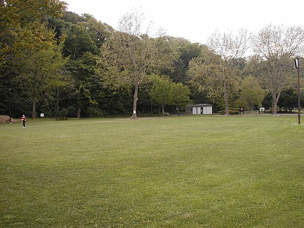 海の景色も山の景色も楽しめる公園です。春には満開の桜が楽しめます。