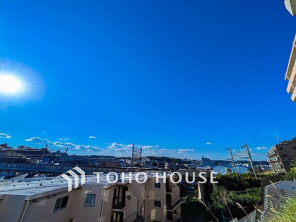 豊かな眺望にふさわしい空間には、通風・採光にも優れ、心地よい光と風があふれています。