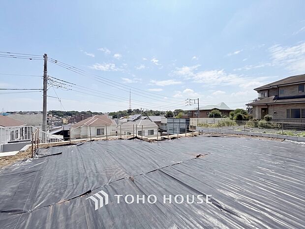 前面道路含む現地写真『快適』は「家」と「街」と「環境」が調和した時に訪れるだと改めて感じさせてくれます。