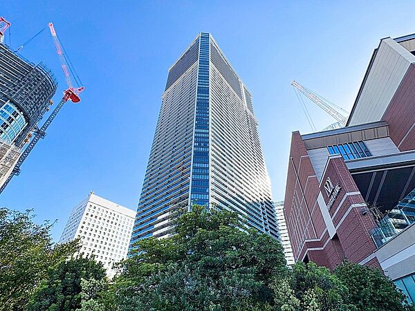 駅やお買物施設が徒歩圏に揃う、便利な住環境も魅力です。