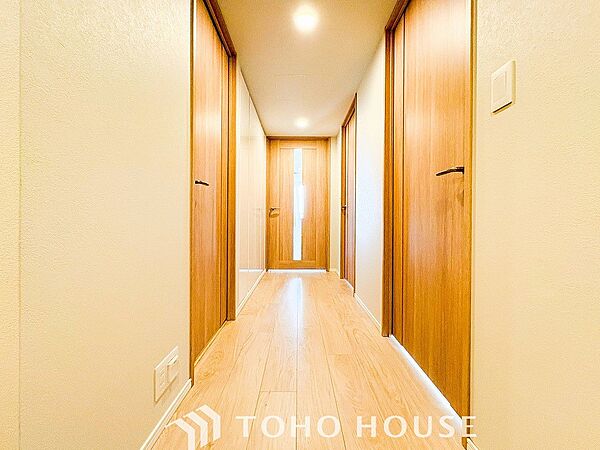 明るい廊下。居住者の帰りや訪れる方を優しく迎えてくれます。
