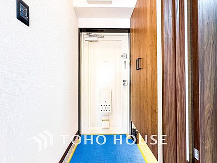 居住者の帰り、訪れる方を優しく迎えてくれる玄関です。