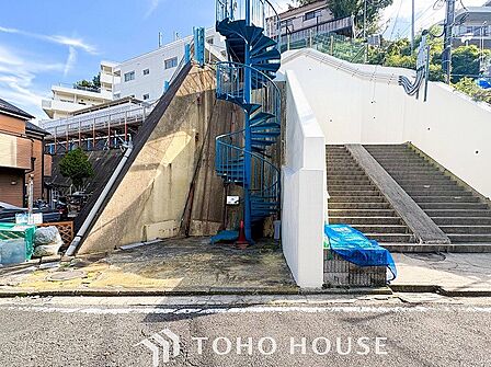 爽やかな青空の下に贅沢なほどに降り注ぐ陽光、豊かな居住性と、クオリティが見事に調和した住空間。