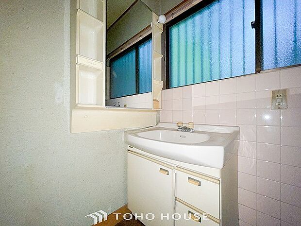 洗面台・洗面所パウダールームはナチュラルな雰囲気で清潔な印象。