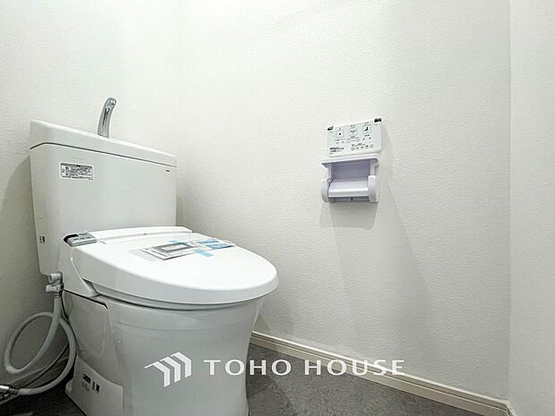 トイレはシンプルにホワイトで統一した温水洗浄付です。