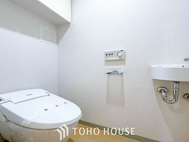 トイレはシンプルにホワイトで統一。