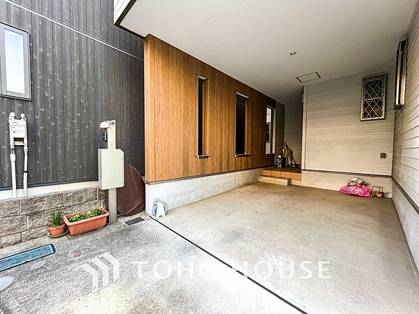 住む人や訪れる人やさしくエスコートする玄関アプローチ。