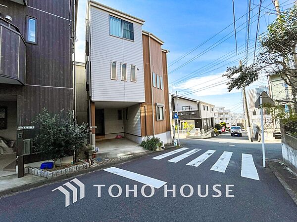 爽やかな青空の下に贅沢なほどに降り注ぐ陽光、豊かな居住性と、クオリティが見事に調和した住空間。