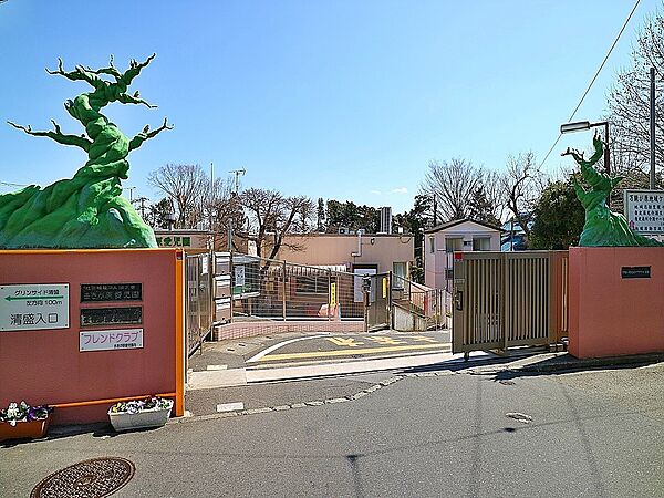 広々した園庭と楽しく遊べる遊具が充実。子供達には嬉しいですね！