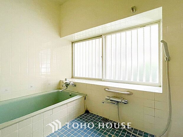 大きな窓の付いている浴室です。自然換気ができ、清潔を保ちます。