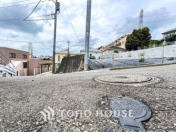 前面道路含む現地写真『快適』は「家」と「街」と「環境」が調和した時に訪れるだと改めて感じさせてくれます。