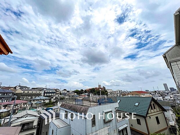 遮るもののない伸びやかな眺望が広がります。空に手が届きそうなほど視界が開けて開放感がありますね。