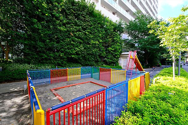 隣接公園