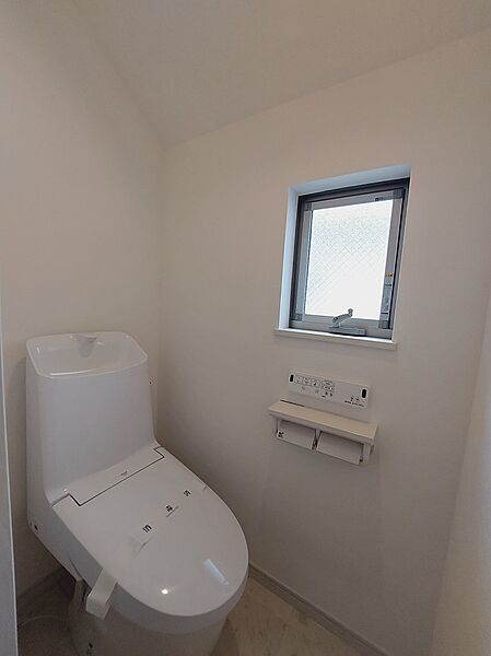 手洗いなど身支度をスムーズにこなせるトイレ空間。忙しい朝も帰宅後や就寝前にも気兼ねなく利用できます