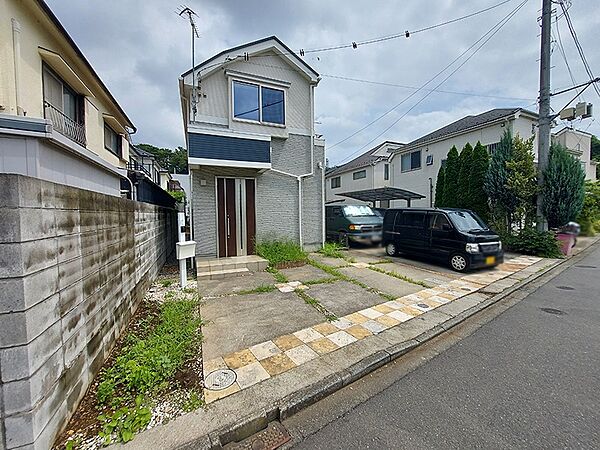 建物を横から眺めると、隣家との距離感や前面道路の様子も確認できます