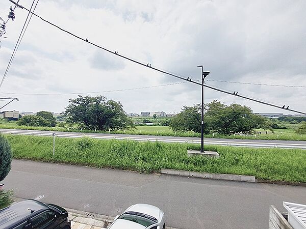 窓の先に広がる多摩川の水面と開放的な景色が、日常に心地よいゆとりをプラス