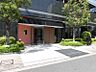 エントランス：大通りに面した明るいエントランス