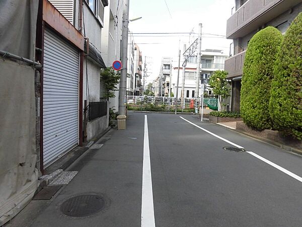 前面道路はゆとりがあり車通りも穏やか。お子様の移動や毎日の通勤・お買い物も安心安全です。