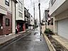 その他：前面道路から見た周辺の街並み。建物が整然と並ぶ、都市生活を感じられるロケーションです