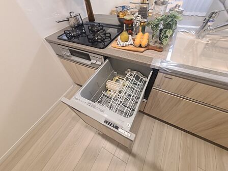 便利なビルトイン食洗機。面倒な食器洗いから解放され、食後の家族団らんの時間が増えます。