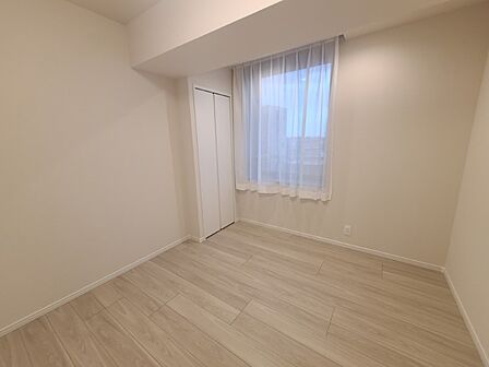 ゆとりのある8.5帖の居室。インテリアのレイアウトを自由に楽しみ、快適に寛げます。