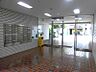 エントランス：清潔感のあるエントランスホール。訪れる人を心地よく迎え入れ、日常に高級感を添えます。